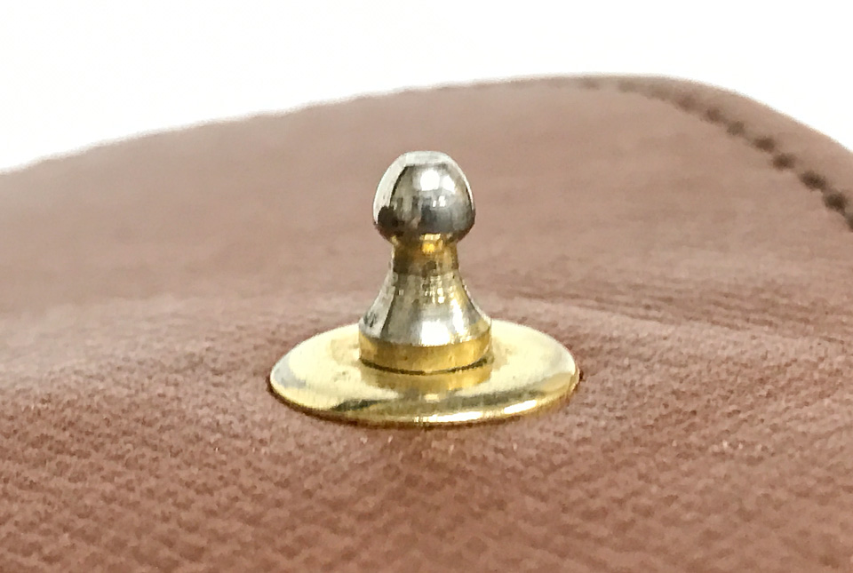 ルイヴィトンのボタン(凸部分)は特殊な形